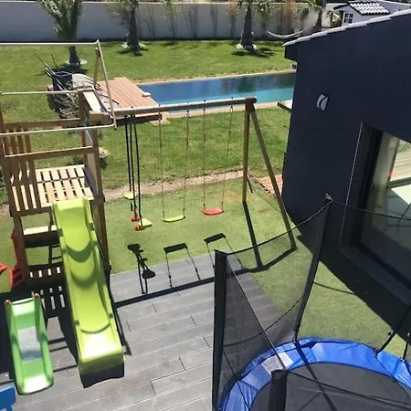 Villa Piscine Sur A 50 Metres De La *